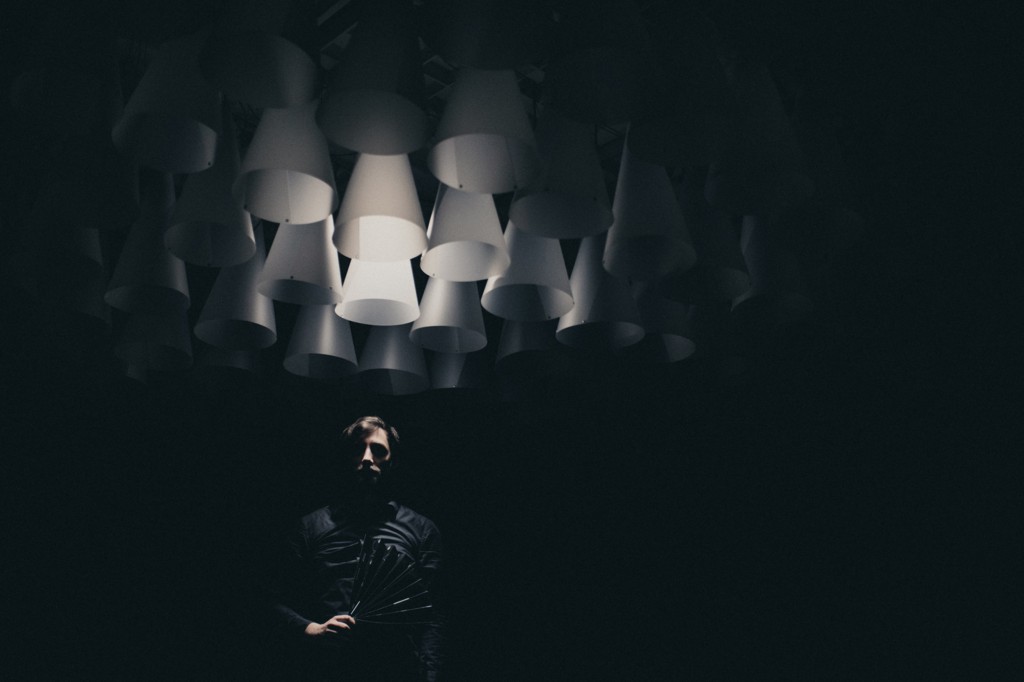 Merlin Baum in seiner Installation „Kinetisches Lichterinterface“ VISIT 2014  Copyright: Yuriy Ogarkov